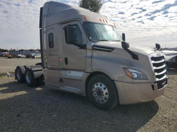  Salvage Freightliner Cascadia 1