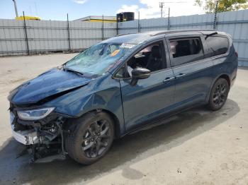  Salvage Chrysler Pacifica