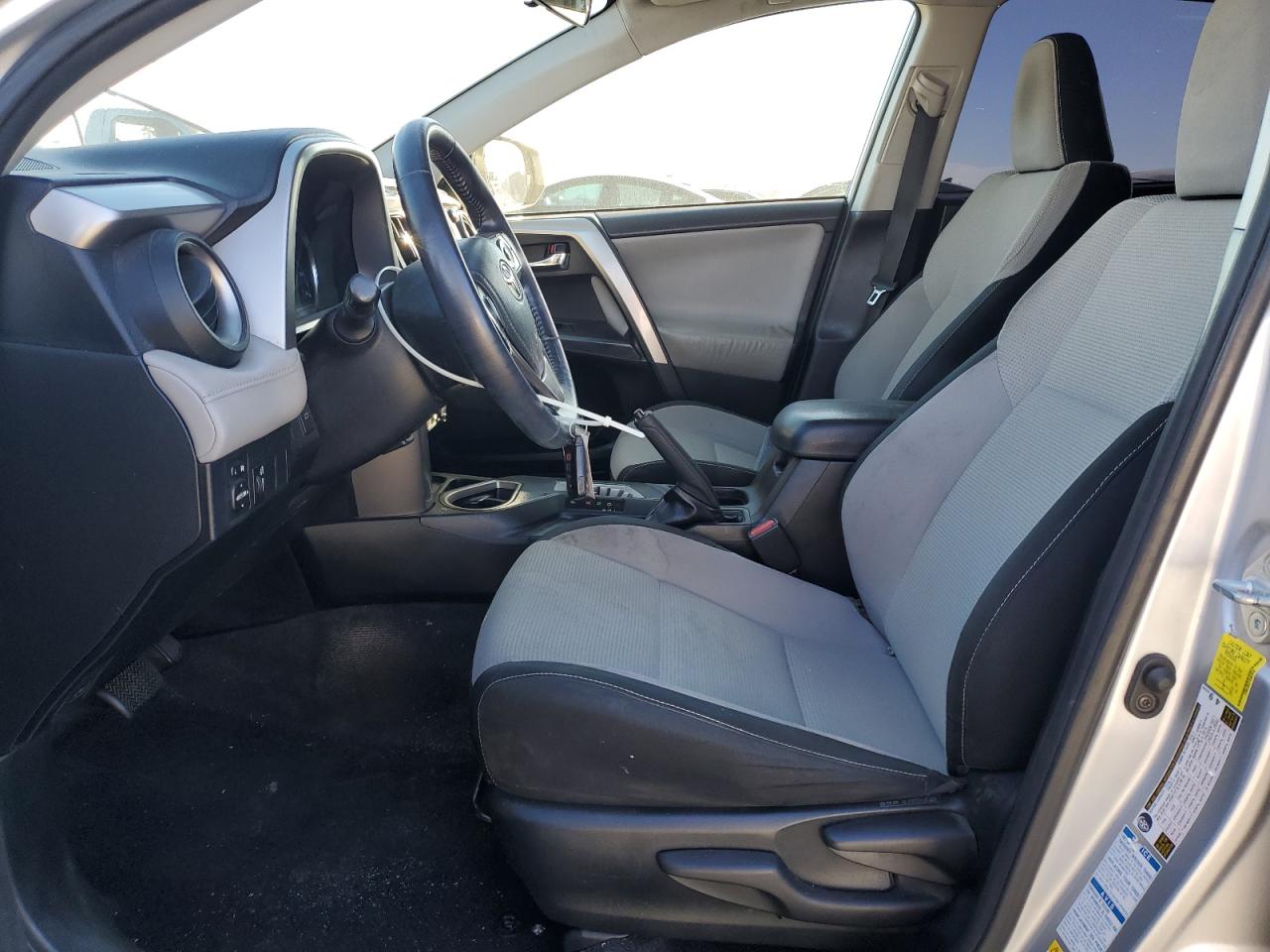 Toyota RAV4 Xle Image 4