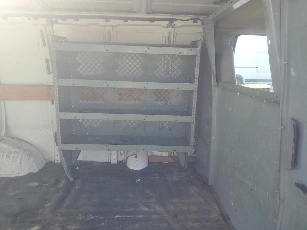 Chevrolet Express Image 12