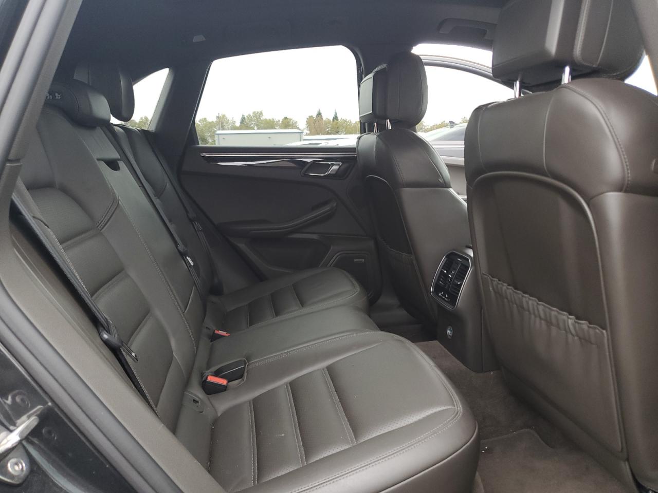 Porsche Macan S Image 7