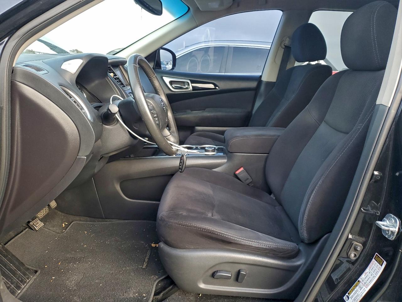 Nissan Pathfinder S Image 7