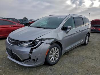  Salvage Chrysler Pacifica