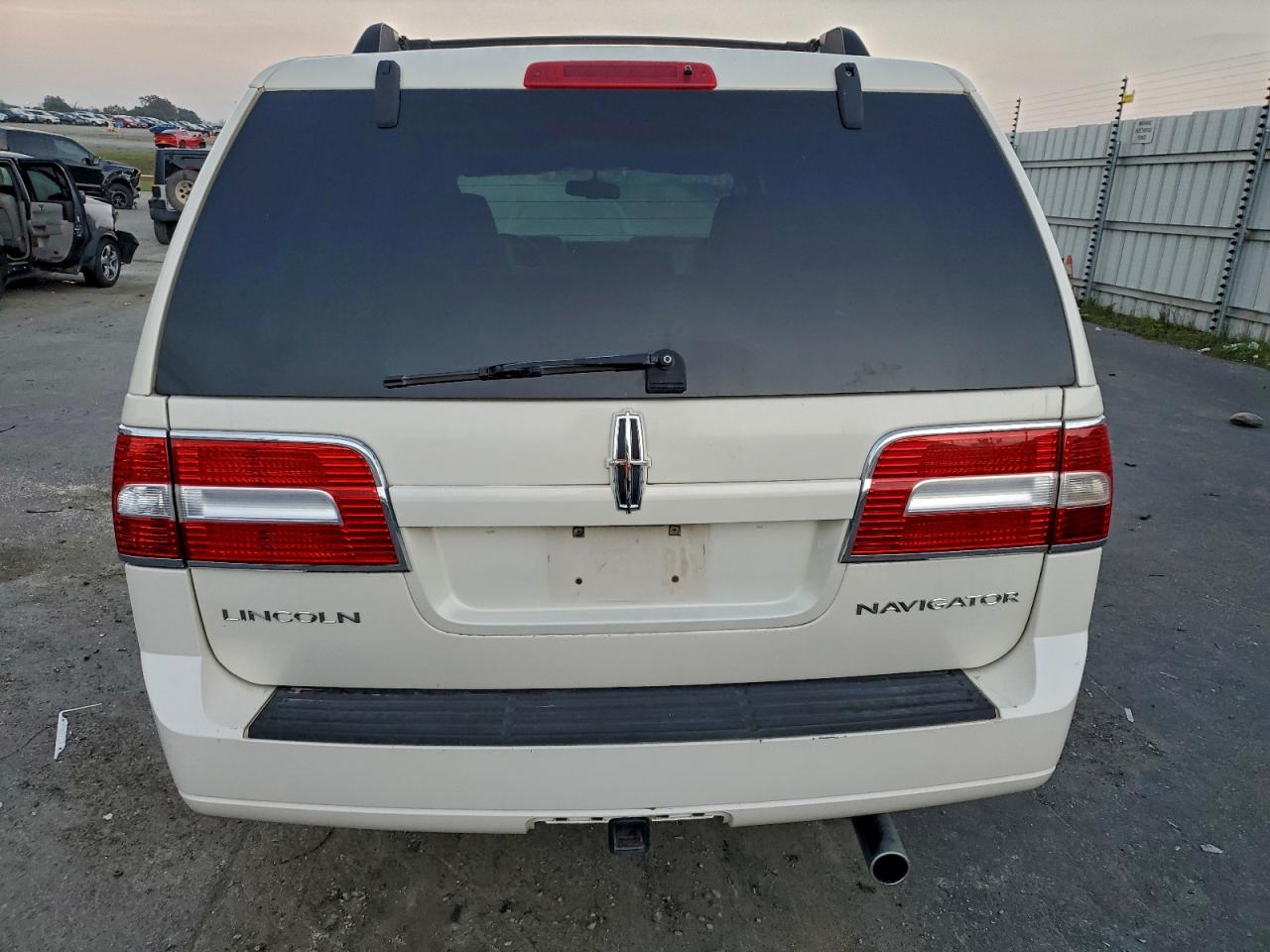 Lincoln Navigator Image 8