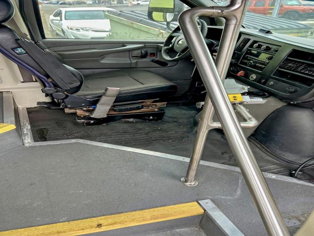 Chevrolet Express Image 3