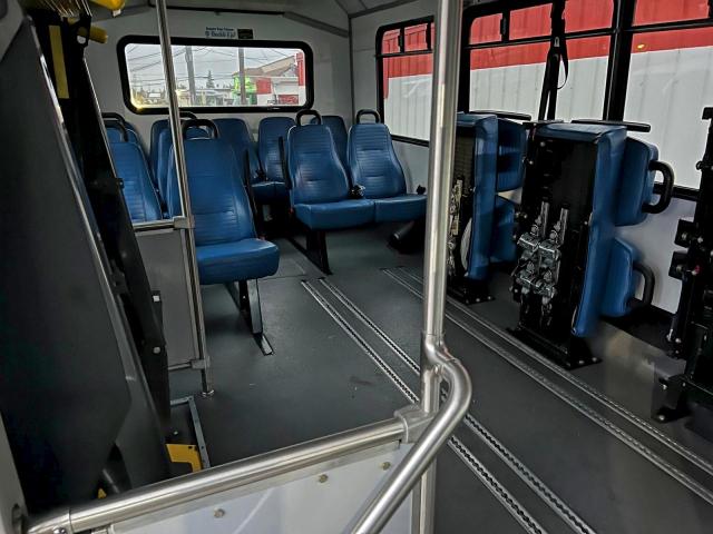 Chevrolet Express Image 11