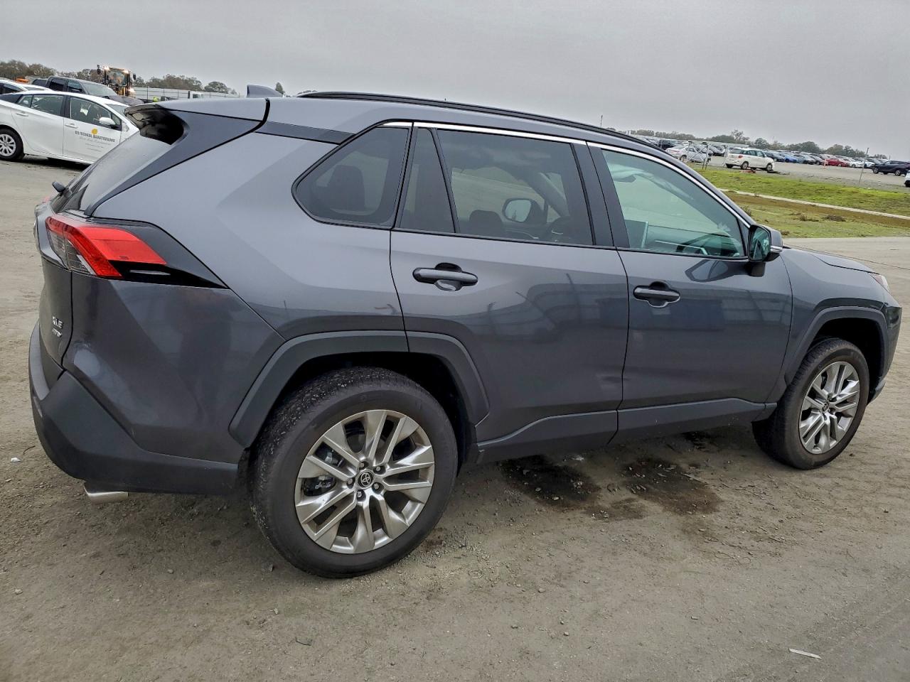 Toyota RAV4 Xle Premium Image 10