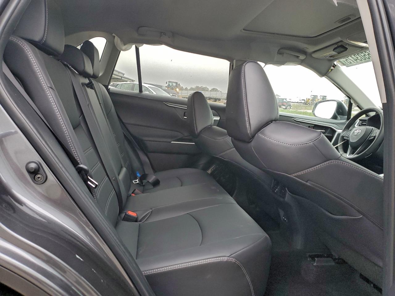 Toyota RAV4 Xle Premium Image 8