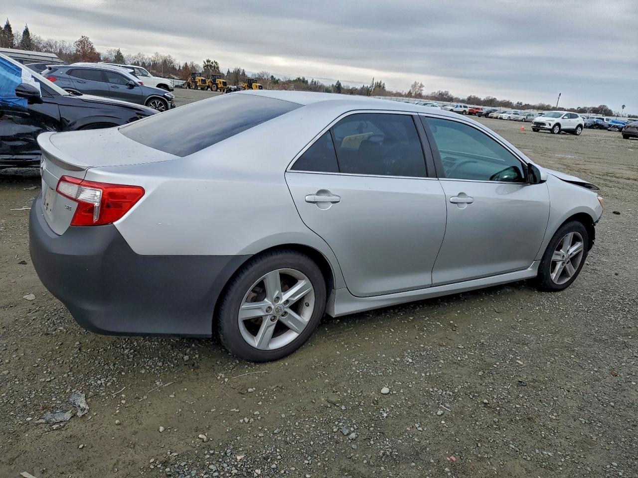 Toyota Camry L Image 12