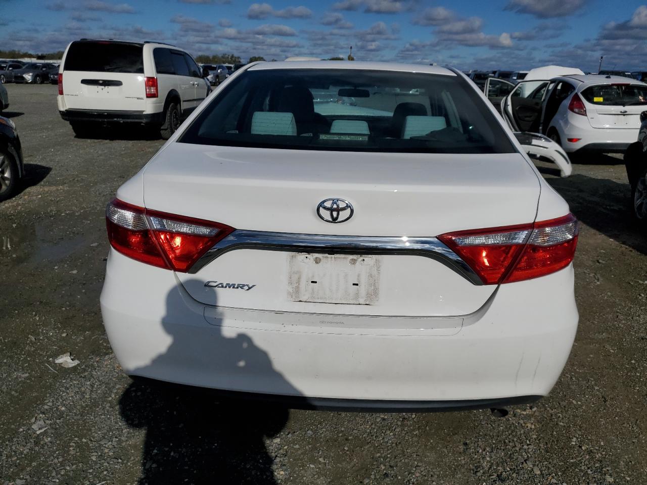 Toyota Camry Le Image 5