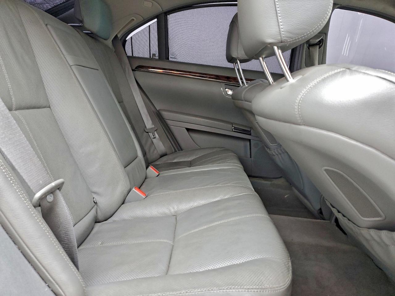 Mercedes-Benz S-Class 550 Image 12