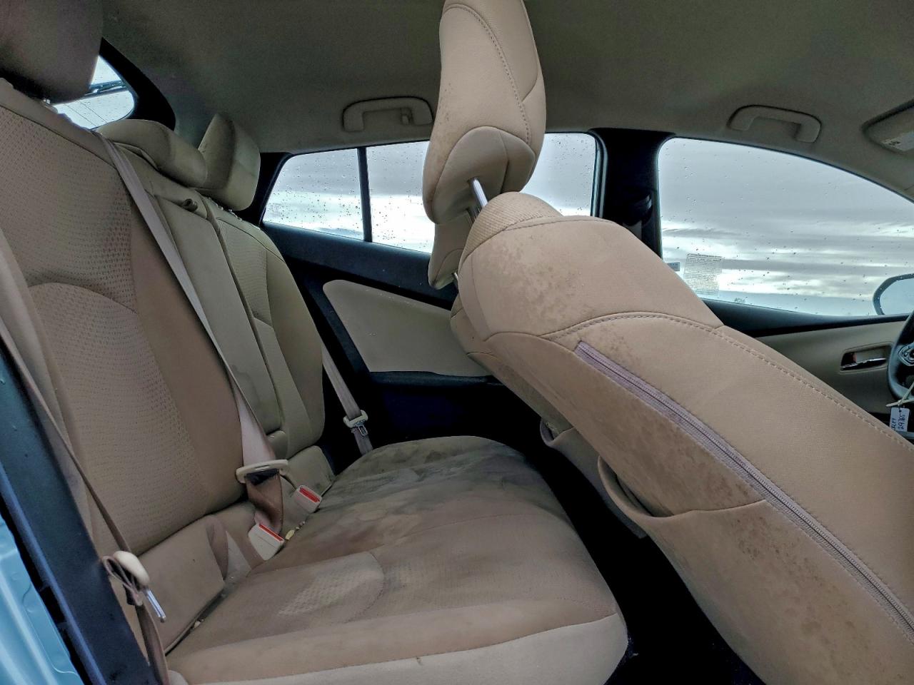 Toyota Prius L Image 6