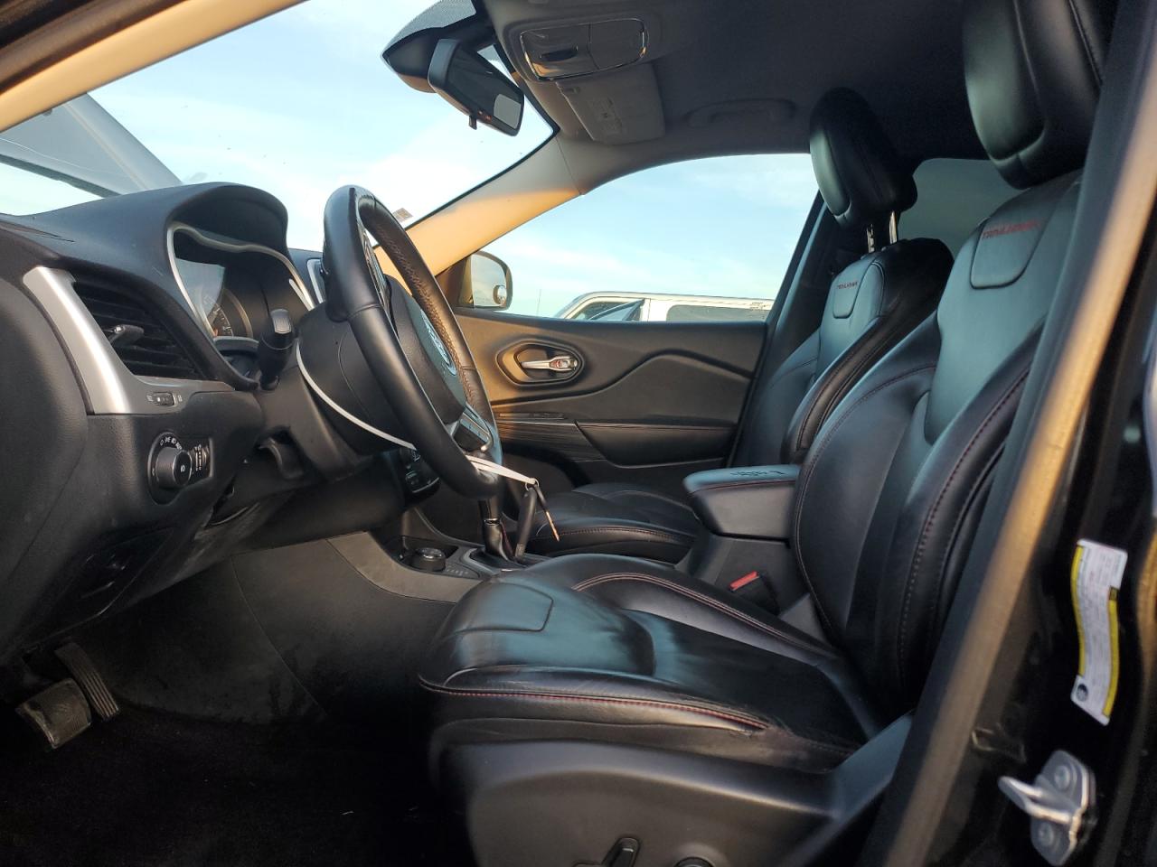 Jeep Cherokee Trailhawk Image 11