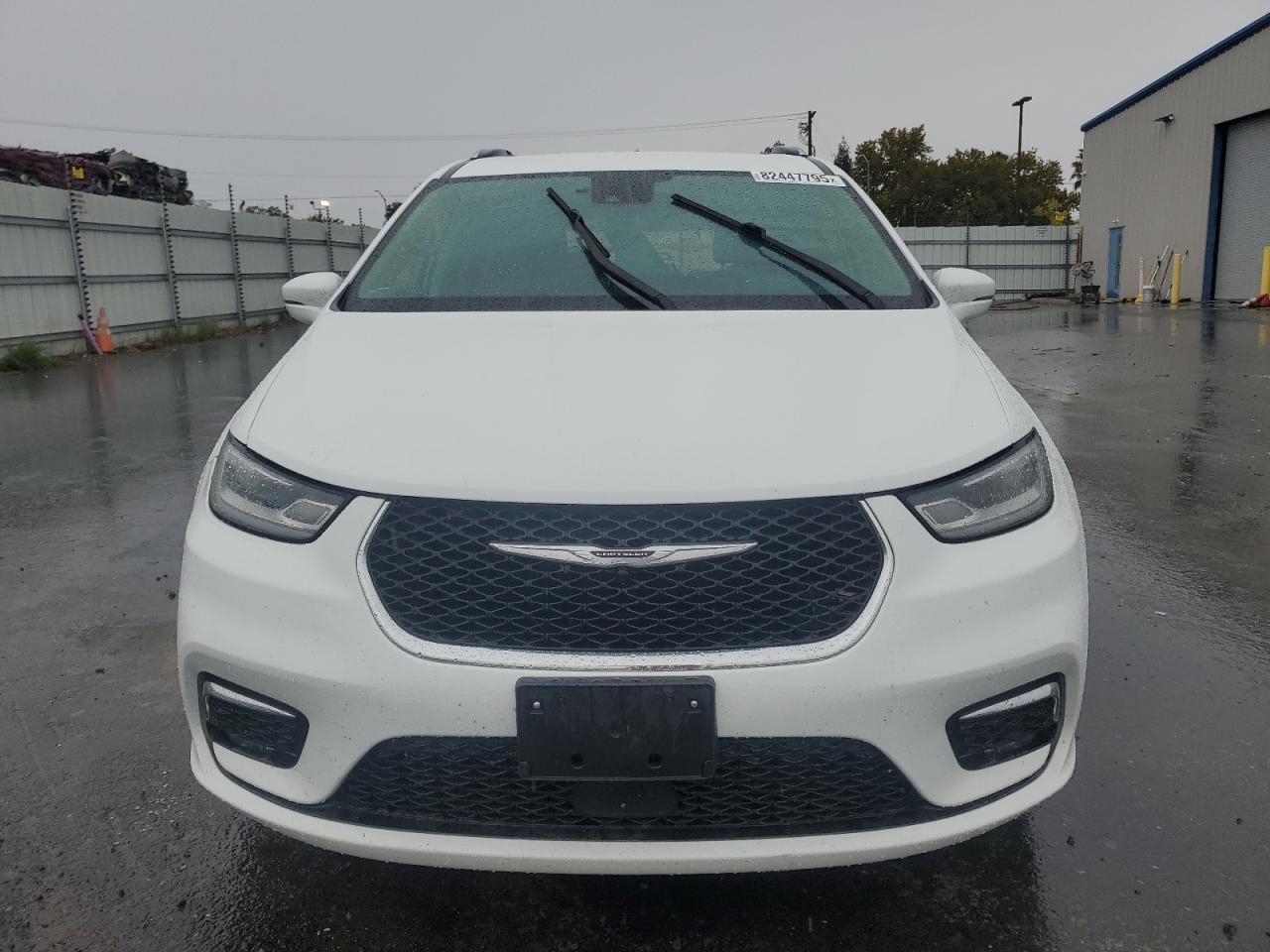 Chrysler Pacifica Touring L Image 2