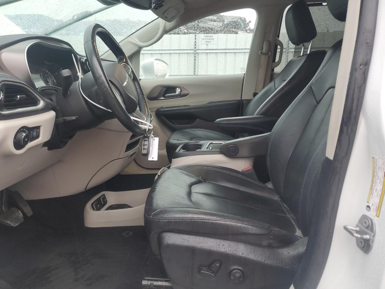 Chrysler Pacifica Touring L Image 3