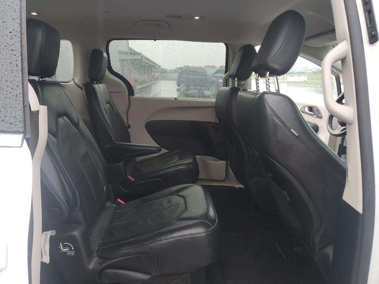 Chrysler Pacifica Touring L Image 6