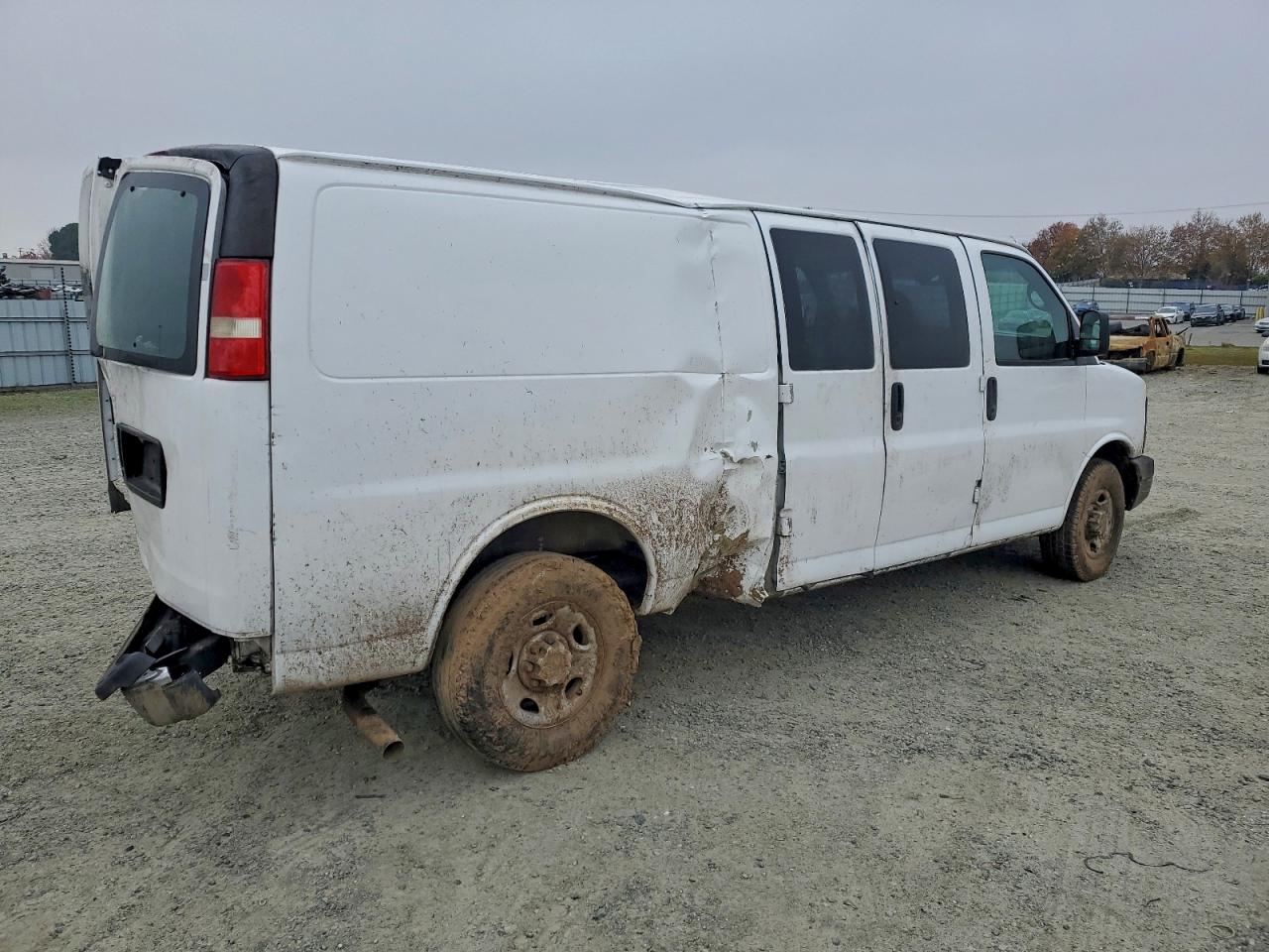 Chevrolet Express Image 3