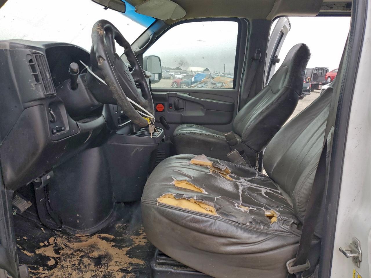 Chevrolet Express Image 13