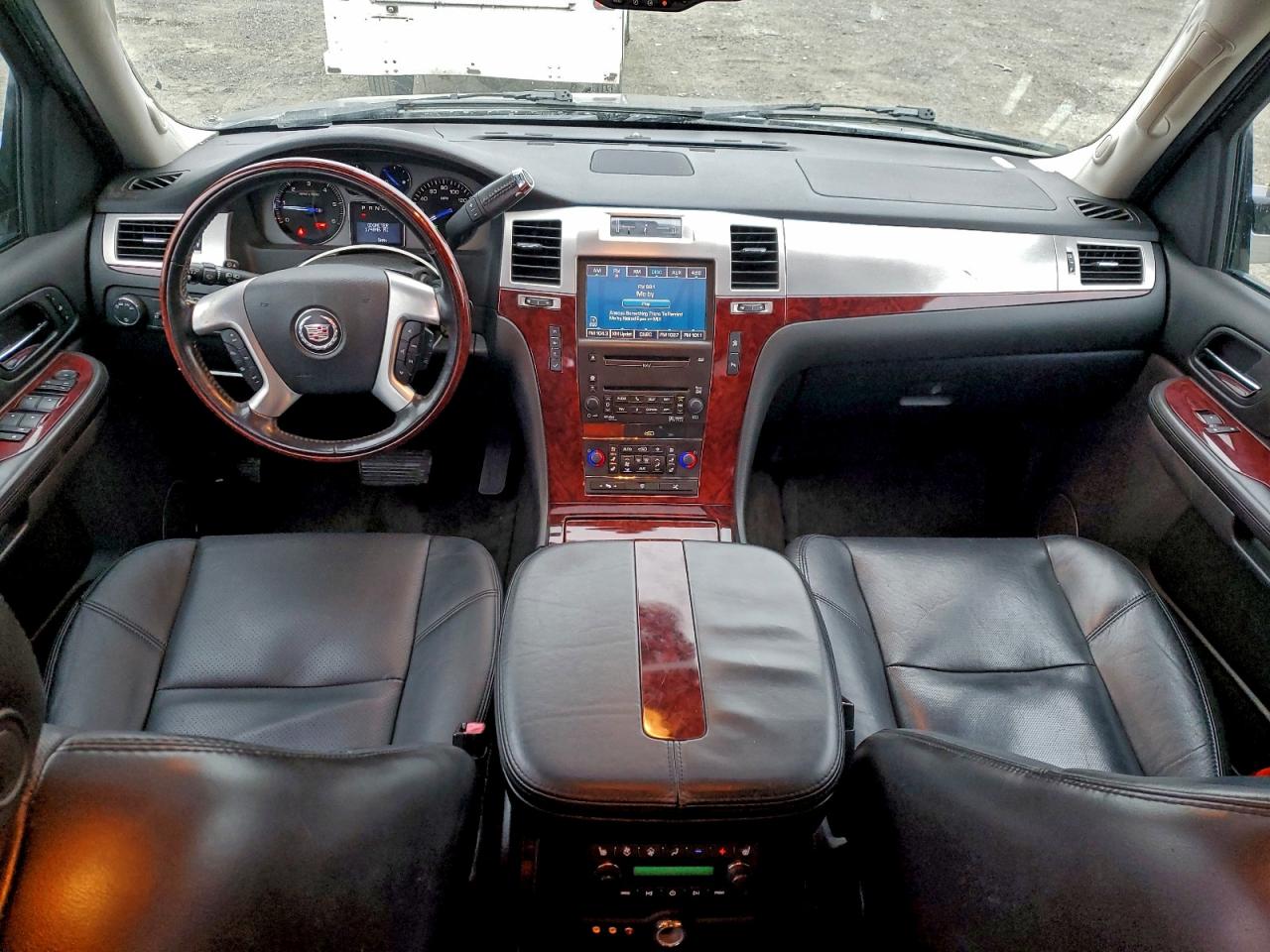 Cadillac Escalade Luxury Image 3