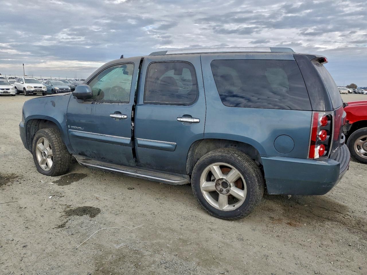 GMC Yukon Denali Image 2