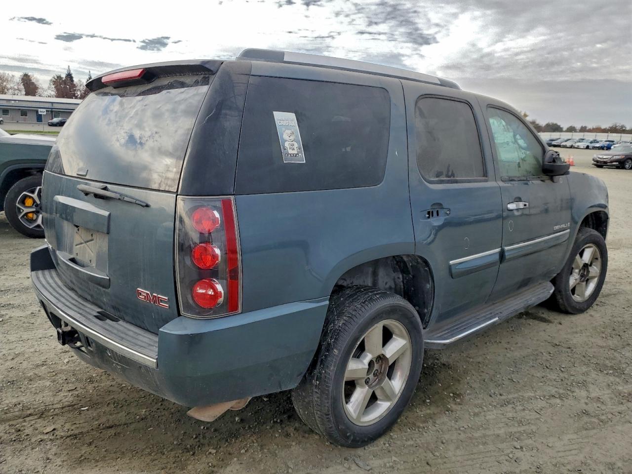 GMC Yukon Denali Image 3