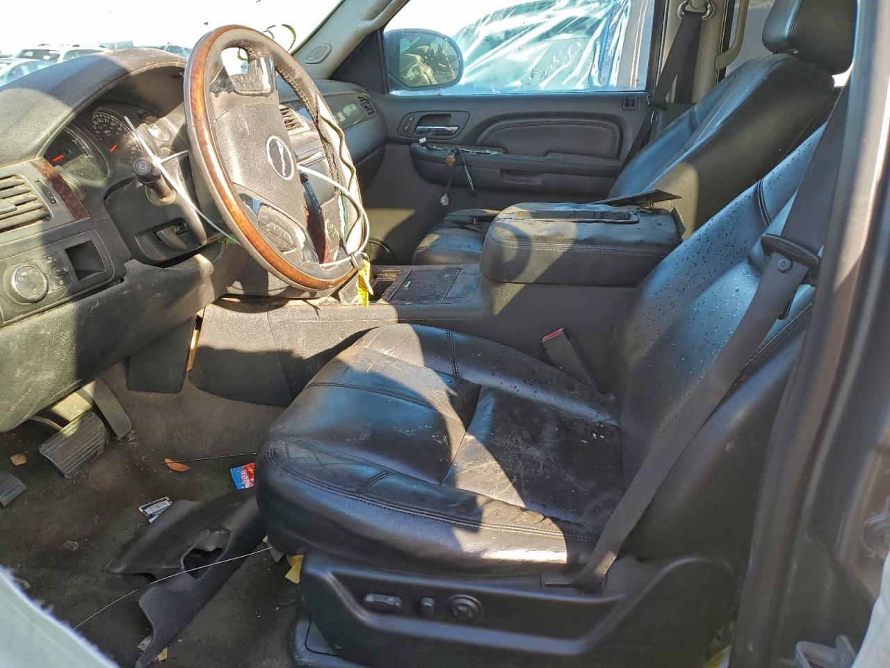 GMC Yukon Denali Image 6