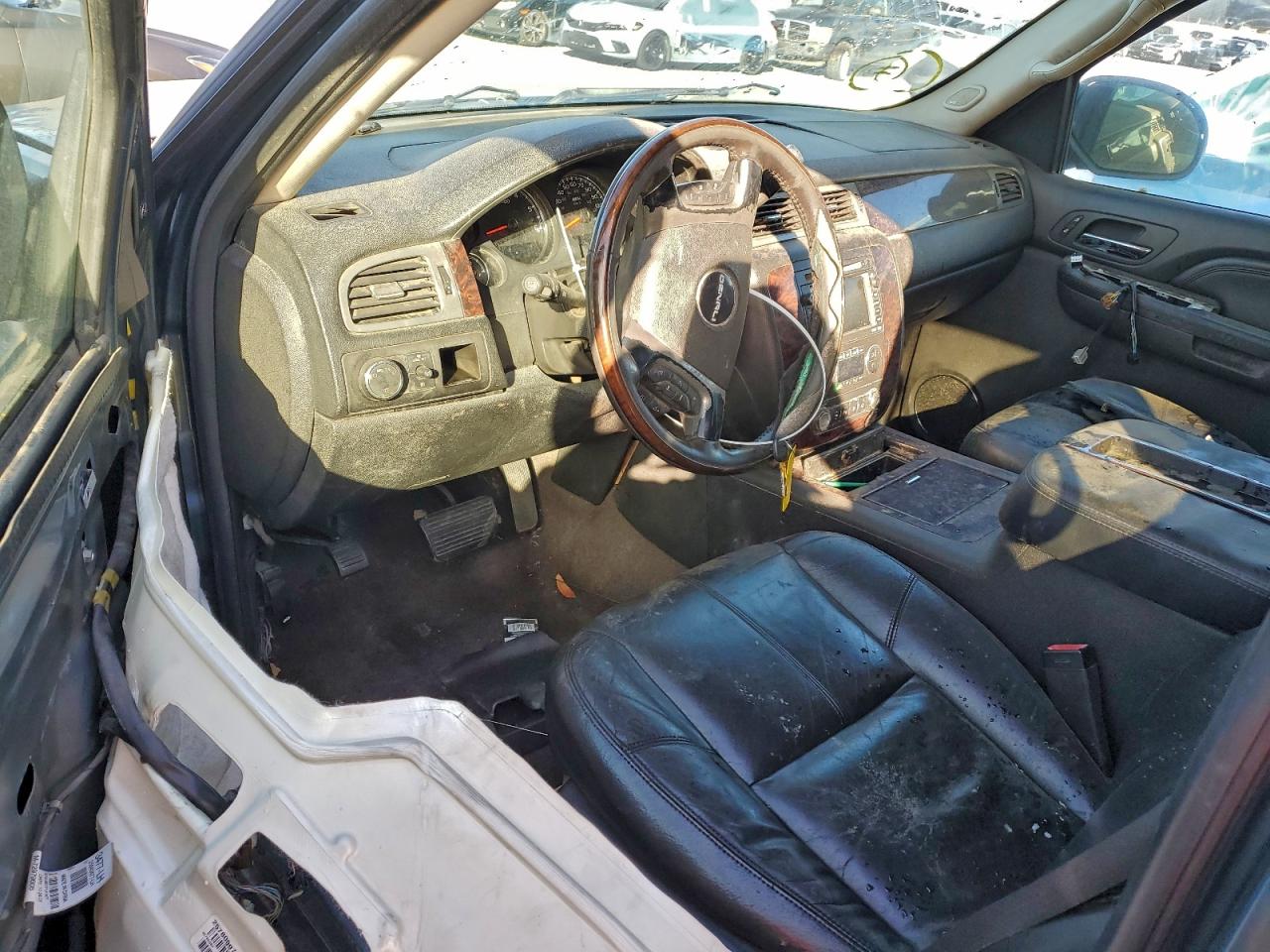 GMC Yukon Denali Image 8