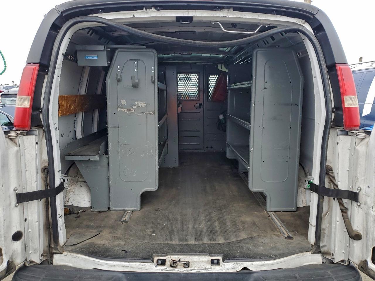 Chevrolet Express Image 5