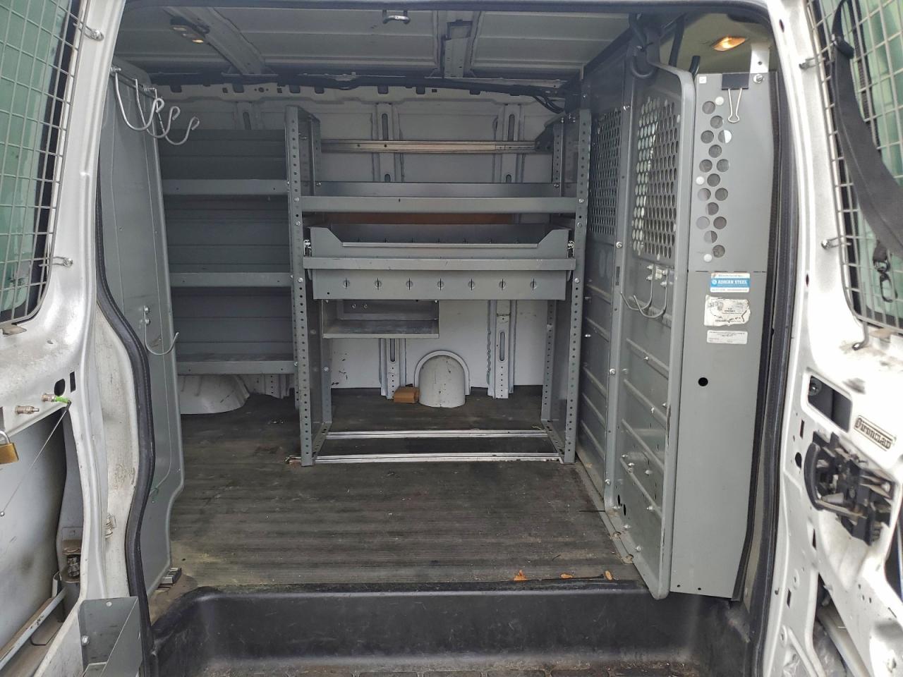 Chevrolet Express Image 13