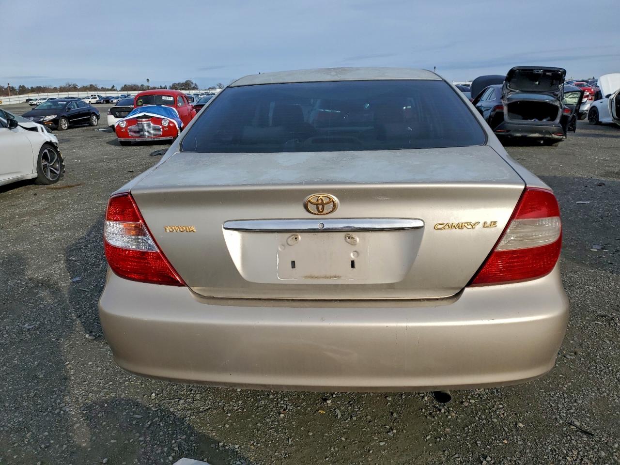 Toyota Camry Le Image 12