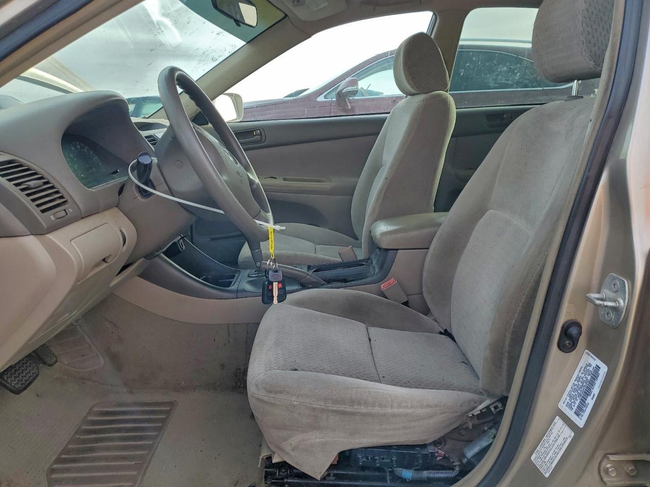 Toyota Camry Le Image 3