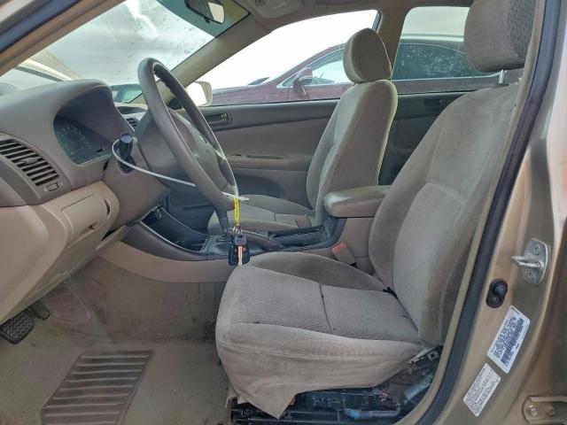 Toyota Camry Le Image 3