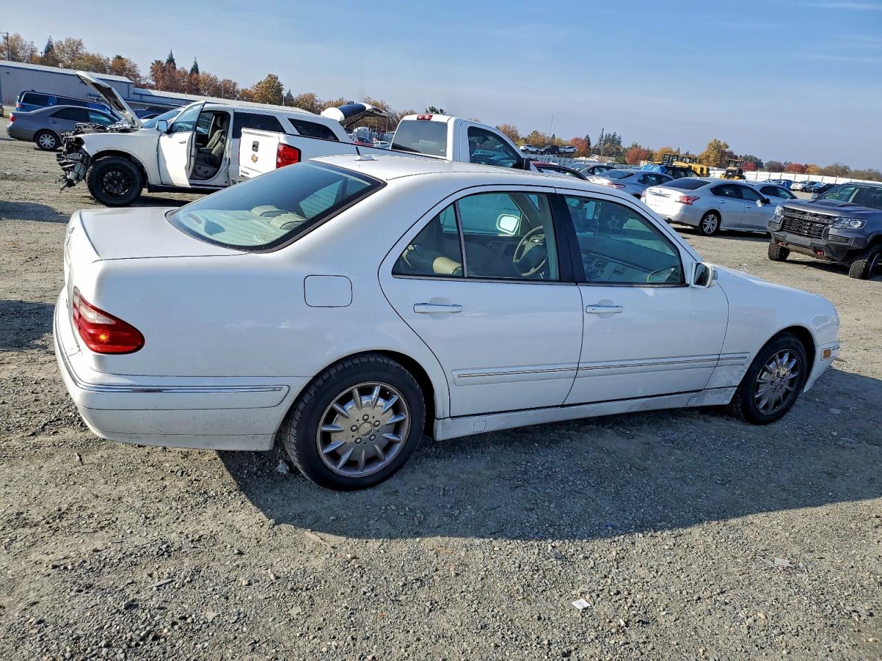 Mercedes-Benz E-Class 320 Image 2
