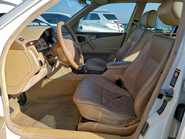 Mercedes-Benz E-Class 320 Image 3