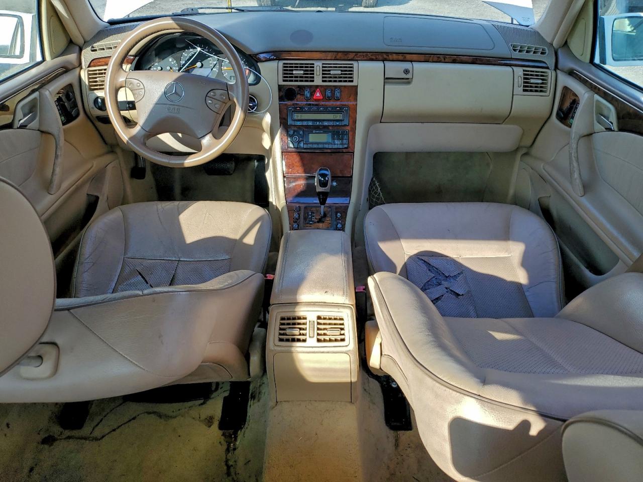 Mercedes-Benz E-Class 320 Image 12