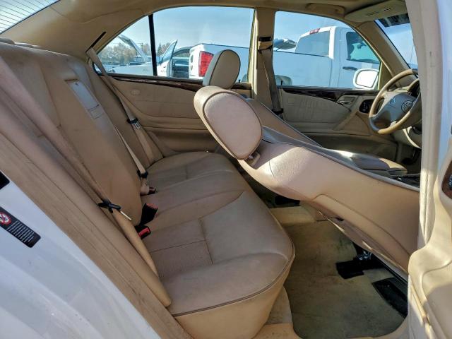 Mercedes-Benz E-Class 320 Image 11