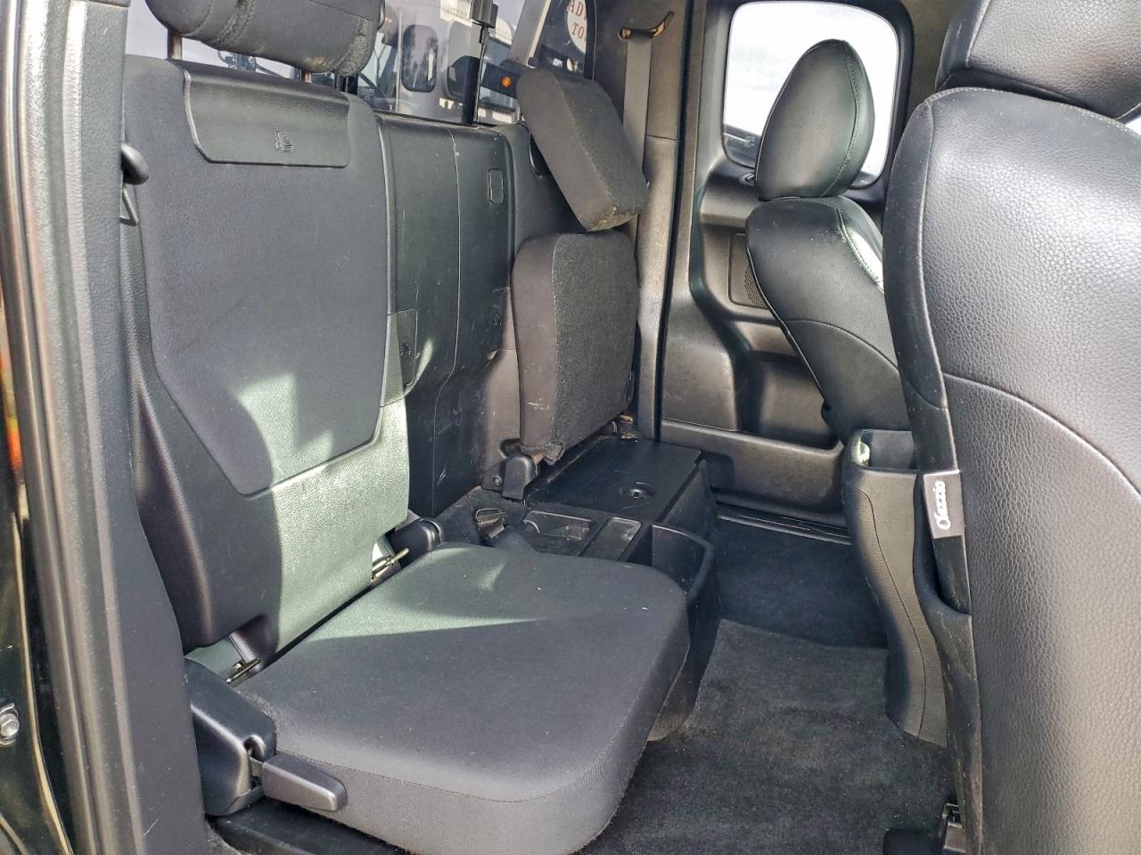Toyota Tacoma Access Cab Image 3