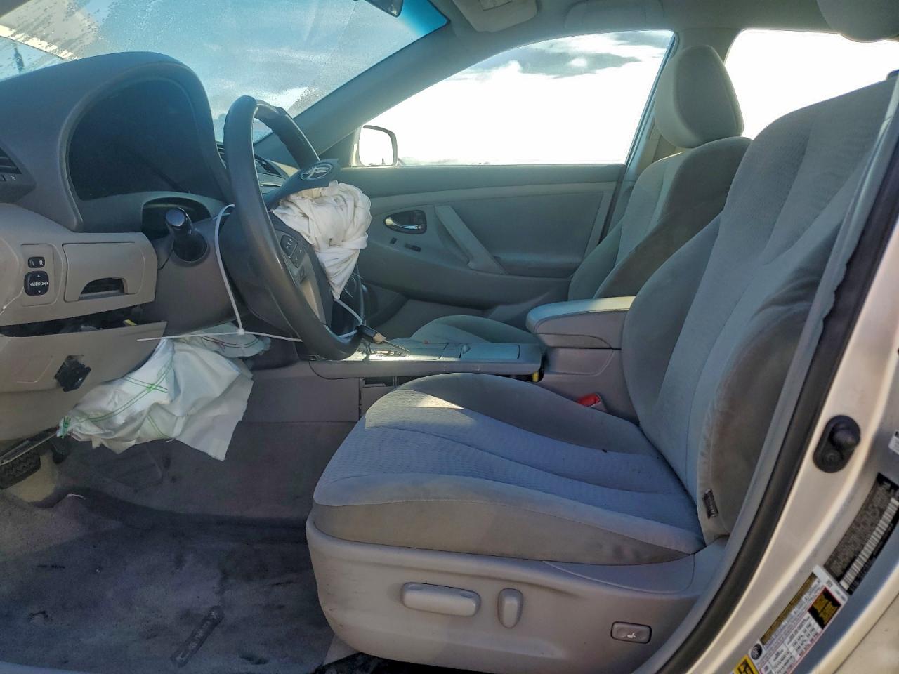 Toyota Camry Base Image 12