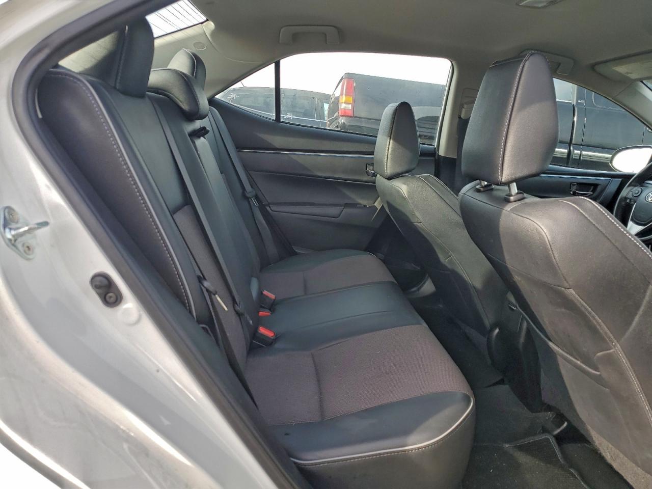 Toyota Corolla L Image 10