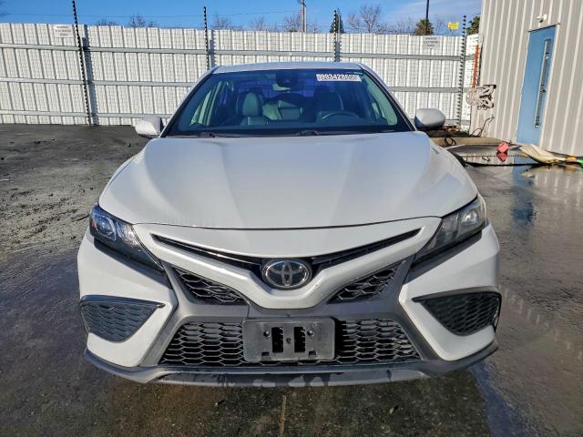 Toyota Camry Se Image 10