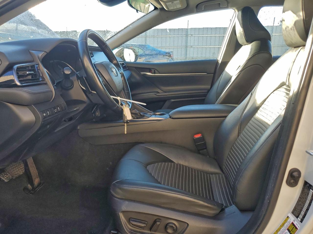 Toyota Camry Se Image 12