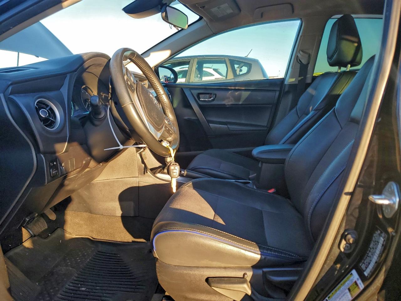 Toyota Corolla L Image 9