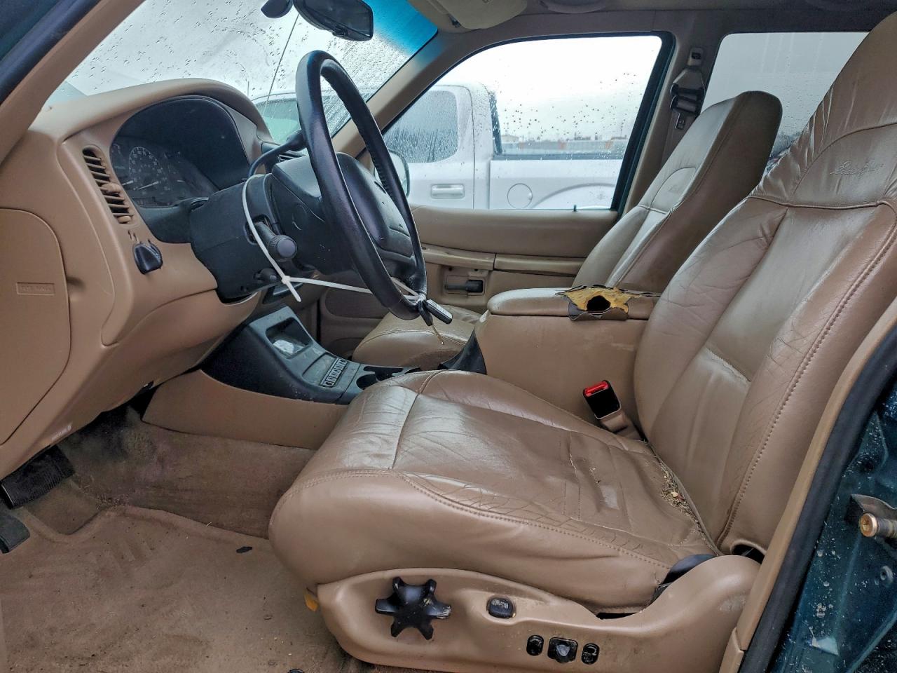 Ford Explorer Image 13